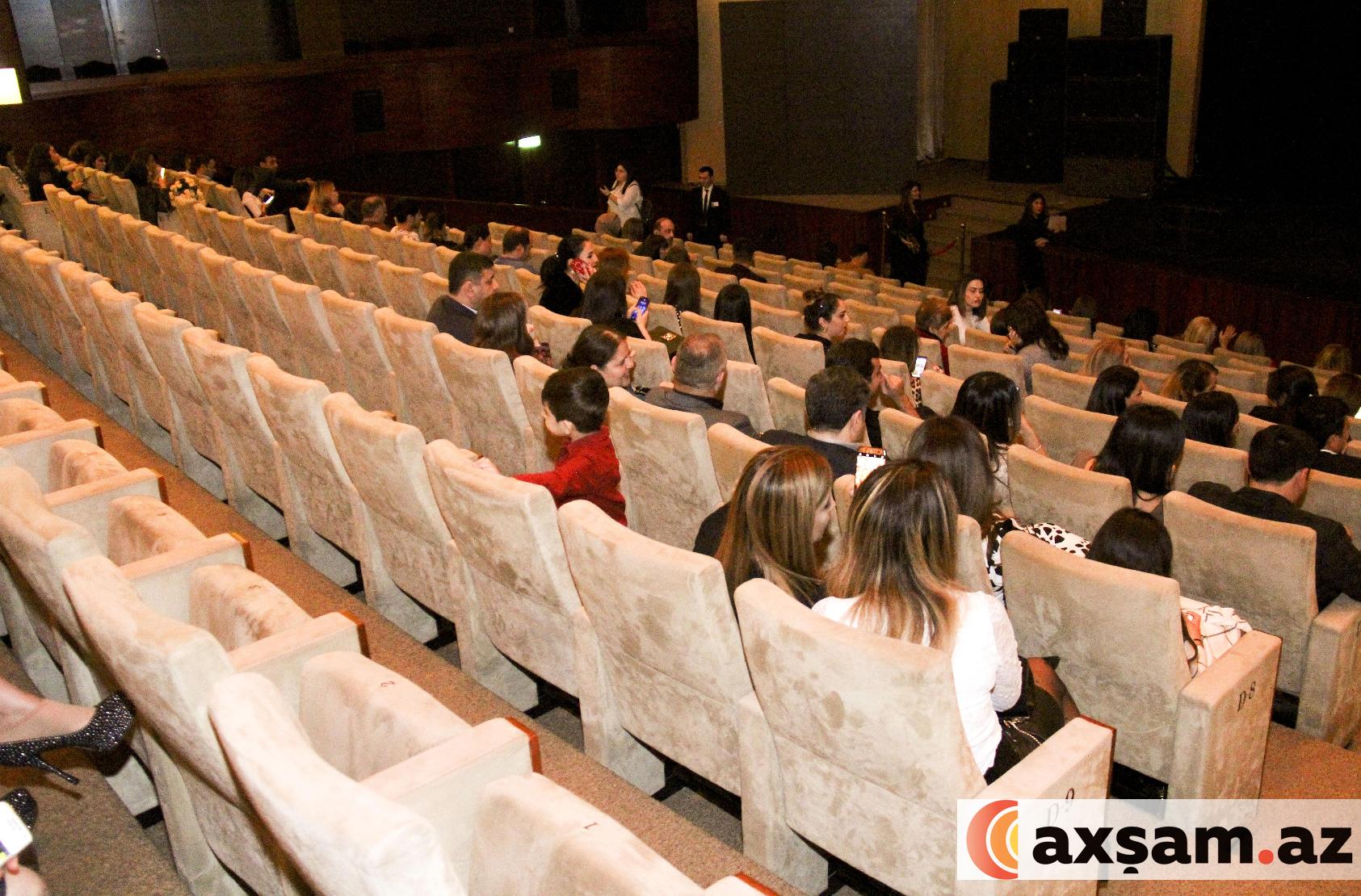 Ebrunun Bakı konsertində yerlər    boş qaldı (FOTO)